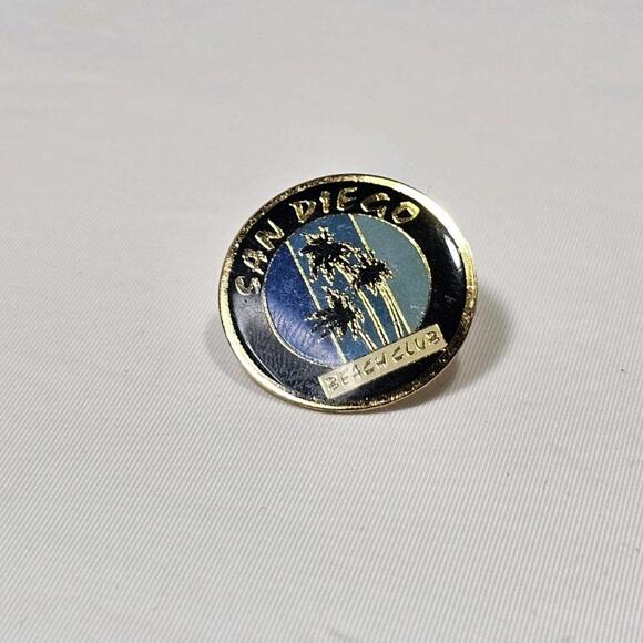 1980's Vintage San Diego California Beach Clbu Palm Trees Pin Black Retro - Picture 1 of 4